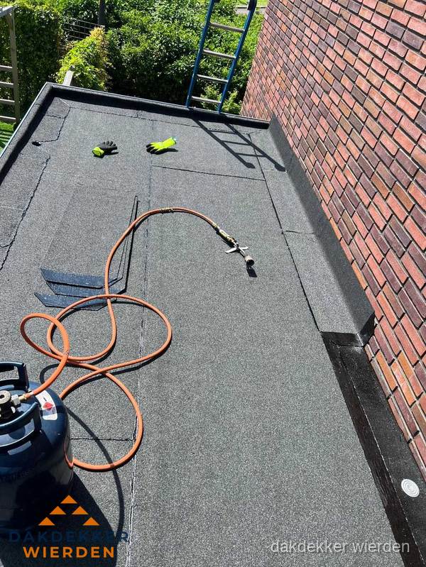Plat dak met bitumen en brandgereedschap van dakdekkersbedrijf in Wierden Plat dak met bitumen en brandgereedschap van dakdekkersbedrijf in Wierden