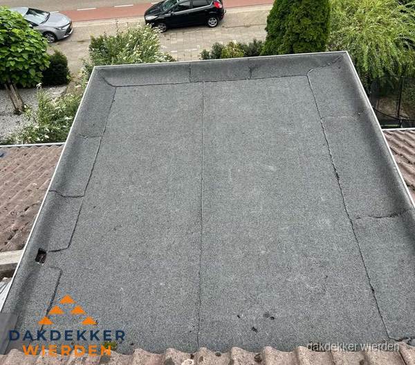 Nieuw aangebrachte bitumen dakbedekking op plat dak in Wierden Nieuw aangebrachte bitumen dakbedekking op plat dak in Wierden