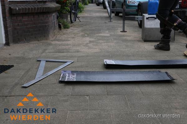 Dakbedekkingsmateriaal en zinkwerk klaargelegd voor reparatie in Wierden