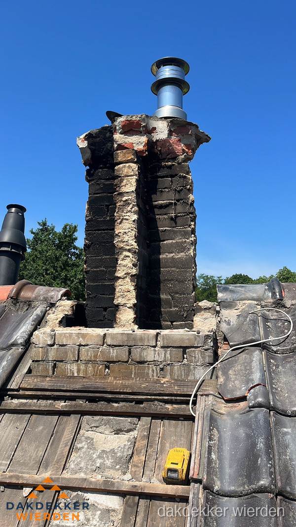 Beschadigde schoorsteen met nieuwe rookgasafvoer op oud dak in Wierden Beschadigde schoorsteen met nieuwe rookgasafvoer op oud dak in Wierden