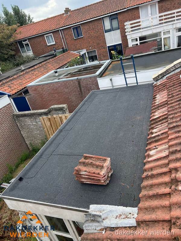 Aanbouw plat dak met reservepannen voor dakpannen vervangen in Wierden
