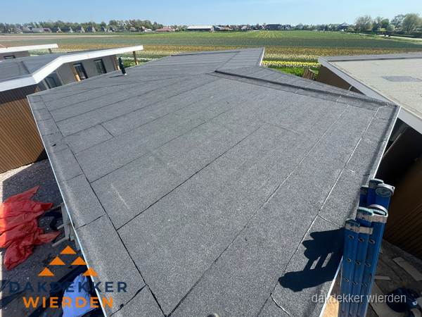 Nieuw bitumen plat dak met uitzicht over landschap in Wierden