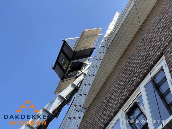 Dakgoot vervangen met dakdekkerslift in Wierden