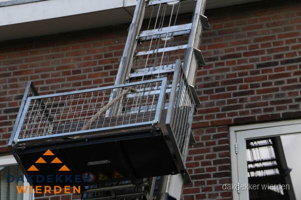 Ladderlift met dakpannen voor dakpan reparatie in Wierden Ladderlift met dakpannen voor dakpan reparatie in Wierden