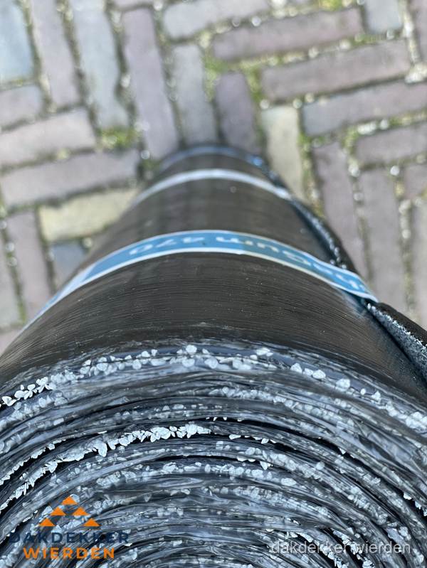 Rol bitumen dakleer met leislag voor plat dak in Wierden Rol bitumen dakleer met leislag voor plat dak in Wierden