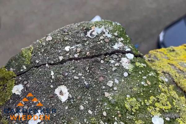 Beschadigde en verweerde nokvorst met scheuren en mos in Wierden Beschadigde en verweerde nokvorst met scheuren en mos in Wierden