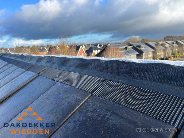 Dakisolatie bij de nok met ventilatieprofiel op schuin dak in Wierden Dakisolatie bij de nok met ventilatieprofiel op schuin dak in Wierden