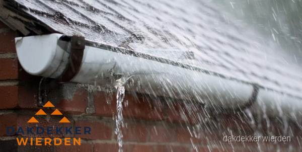 Lekkende dakgoot tijdens regenval in Wierden Lekkende dakgoot tijdens regenval in Wierden