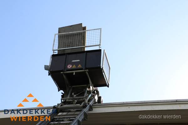 Dakdekkerslift voor materiaal transport bij dakwerkzaamheden in Wierden Dakdekkerslift voor materiaal transport bij dakwerkzaamheden in Wierden