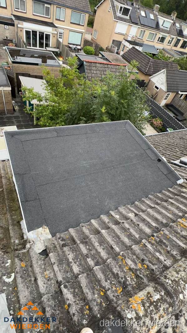 Plat dak aanbouw met bitumen dakbedekking in woonwijk Wierden Plat dak aanbouw met bitumen dakbedekking in woonwijk Wierden