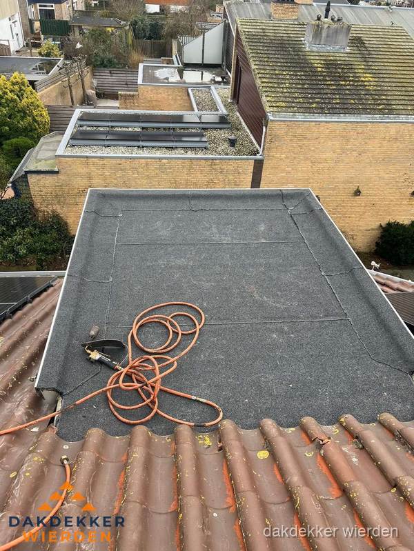 Reparatie aansluiting plat dak en schuin dak in Wierden Reparatie aansluiting plat dak en schuin dak in Wierden
