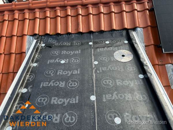 Nieuw dak met dakpannen en Royal onderlaag bij woning in Wierden Nieuw dak met dakpannen en Royal onderlaag bij woning in Wierden