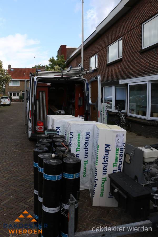 Levering van Kingspan isolatieplaten en bitumenrollen voor dakproject in Wierden Levering van Kingspan isolatieplaten en bitumenrollen voor dakproject in Wierden