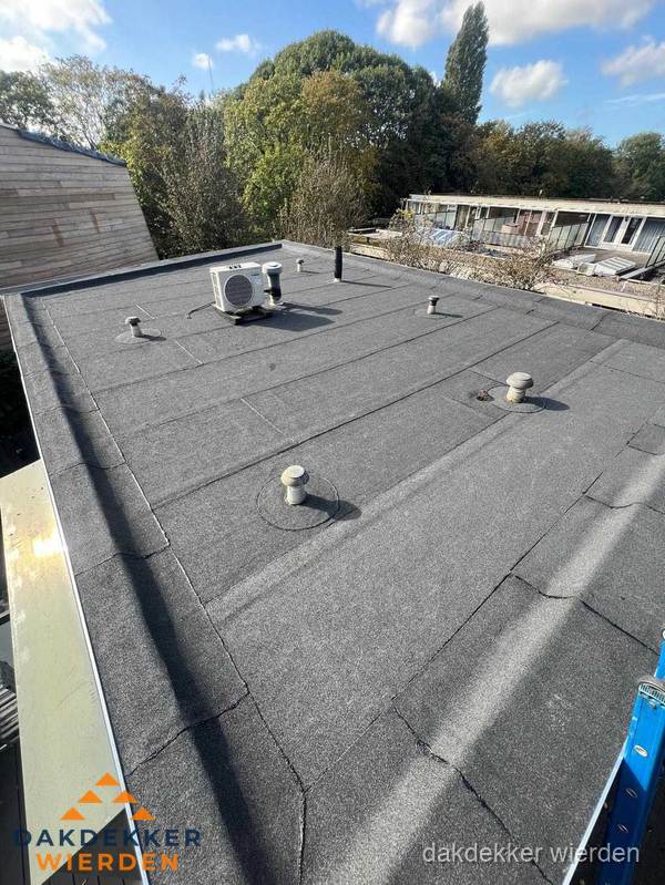 Kosten dakdekker: afgewerkt plat bedrijfsdak met bitumen in Wierden Kosten dakdekker: afgewerkt plat bedrijfsdak met bitumen in Wierden
