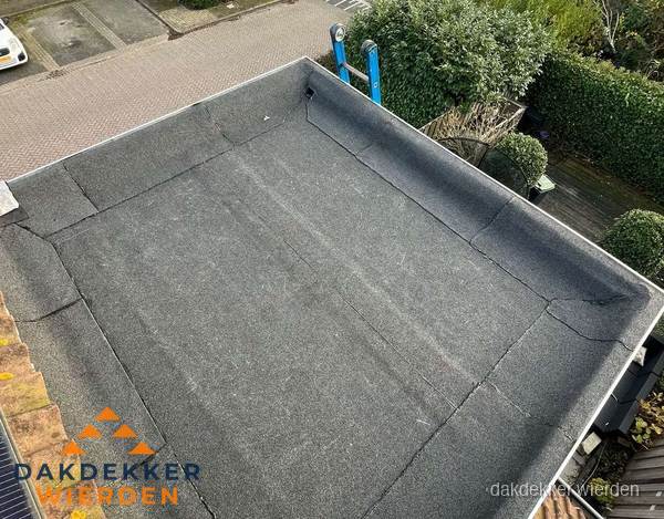 Gerenoveerd plat dak met nieuwe bitumen dakbedekking in Wierden Gerenoveerd plat dak met nieuwe bitumen dakbedekking in Wierden