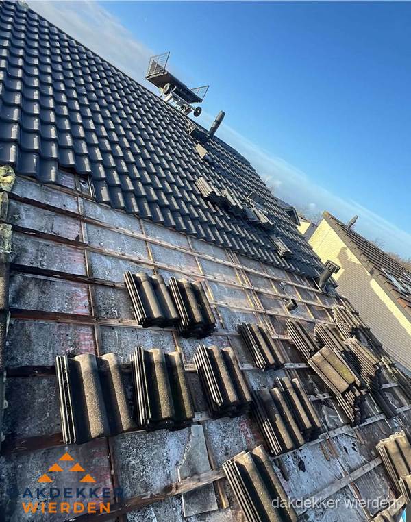 Schuin dak renovatie met nieuwe dakpannen in Wierden Schuin dak renovatie met nieuwe dakpannen in Wierden