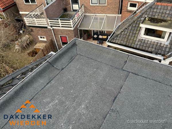 Overzicht plat dak met dakgoot in woonwijk Wierden