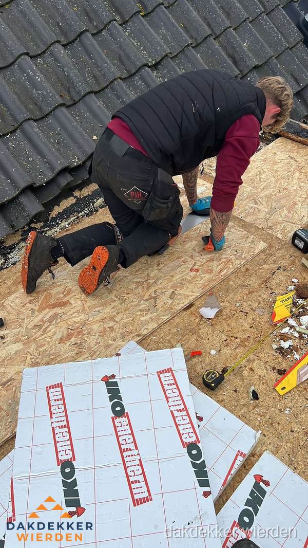 Dakdekker plaatst PIR-isolatieplaten op plat dak in Wierden Dakdekker plaatst PIR-isolatieplaten op plat dak in Wierden