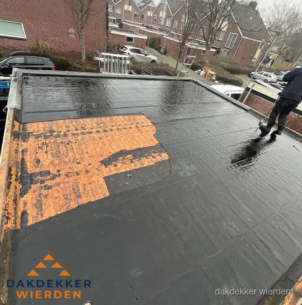 Dakdekker brengt EPDM dakbedekking aan op plat dak in Wierden Dakdekker brengt EPDM dakbedekking aan op plat dak in Wierden