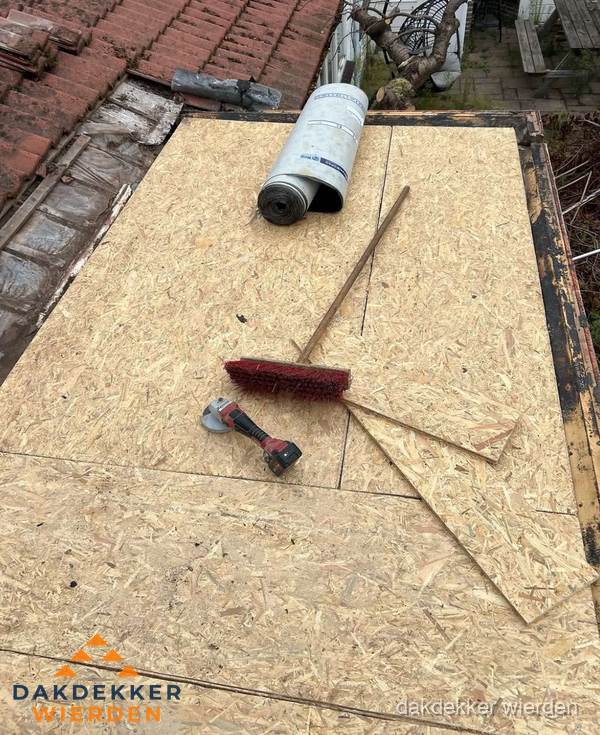 Plat dak vervangen met nieuwe OSB-ondergrond en bitumenrol in Wierden