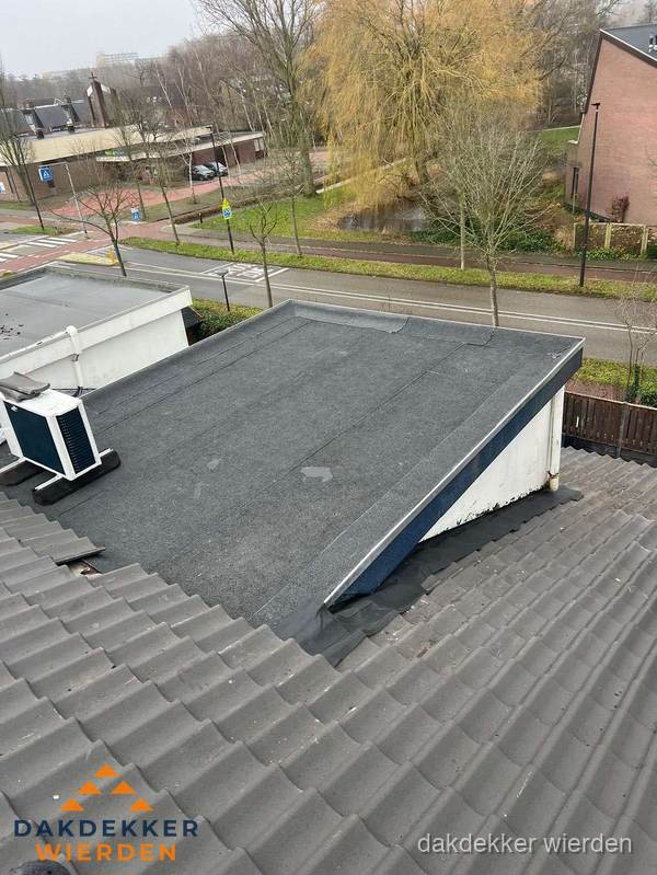 Plat dak met bitumen isolatie en dakbedekking in Wierden