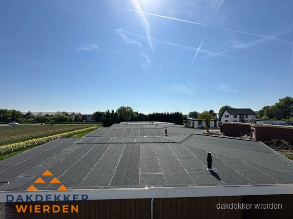 Groot plat dak met bitumen dakbedekking op bedrijfspand in Wierden Groot plat dak met bitumen dakbedekking op bedrijfspand in Wierden