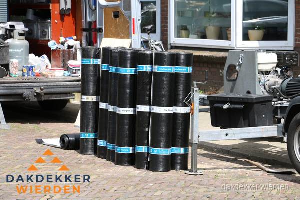 Rollen bitumen dakbedekking klaar voor daklekkage reparatie in Wierden
