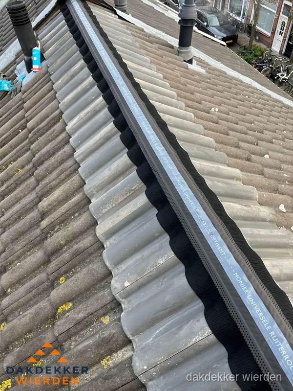 Nokvorst met Monier ventilatie op schuin pannendak in Wierden