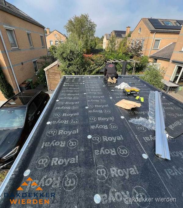 Dakdekker aan het werk op plat dak renovatie in Wierden