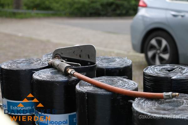 Rollen bitumen dakbedekking EshaGum klaar voor installatie in Wierden