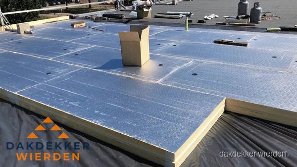 PIR isolatieplaten worden gelegd op plat dak voor dakisolatie in Wierden PIR isolatieplaten worden gelegd op plat dak voor dakisolatie in Wierden