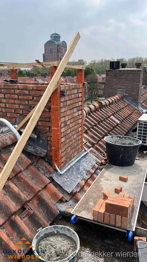 Schoorsteen renovatie met metselwerk op schuin dak in Wierden Schoorsteen renovatie met metselwerk op schuin dak in Wierden