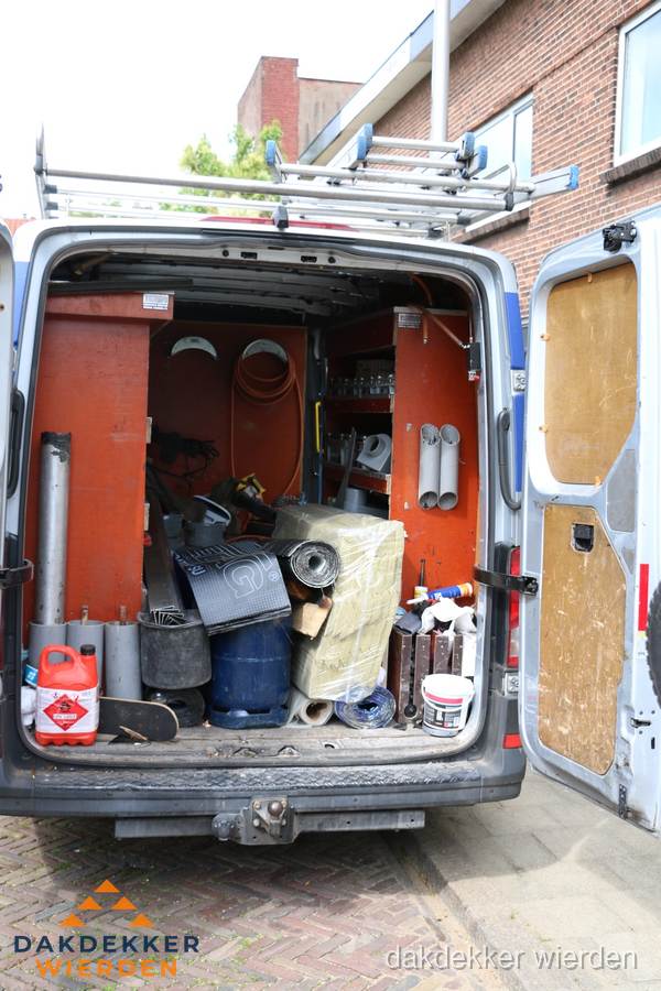 Bedrijfsbus van dakdekker met gereedschap en materialen in Wierden Bedrijfsbus van dakdekker met gereedschap en materialen in Wierden