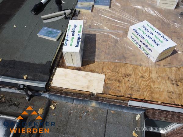 Plat dak isolatie met Kingspan isolatieplaten tijdens renovatie in Wierden Plat dak isolatie met Kingspan isolatieplaten tijdens renovatie in Wierden