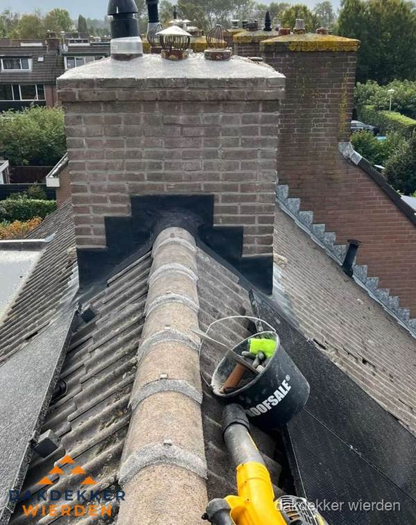 Schoorsteen met loodaansluiting en nokvorst op pannendak in Wierden Schoorsteen met loodaansluiting en nokvorst op pannendak in Wierden