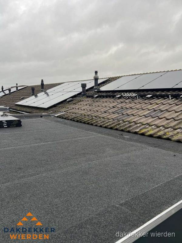 Bitumen dakbedekking op plat dak met aansluitend pannendak en zonnepanelen in Wierden Bitumen dakbedekking op plat dak met aansluitend pannendak en zonnepanelen in Wierden