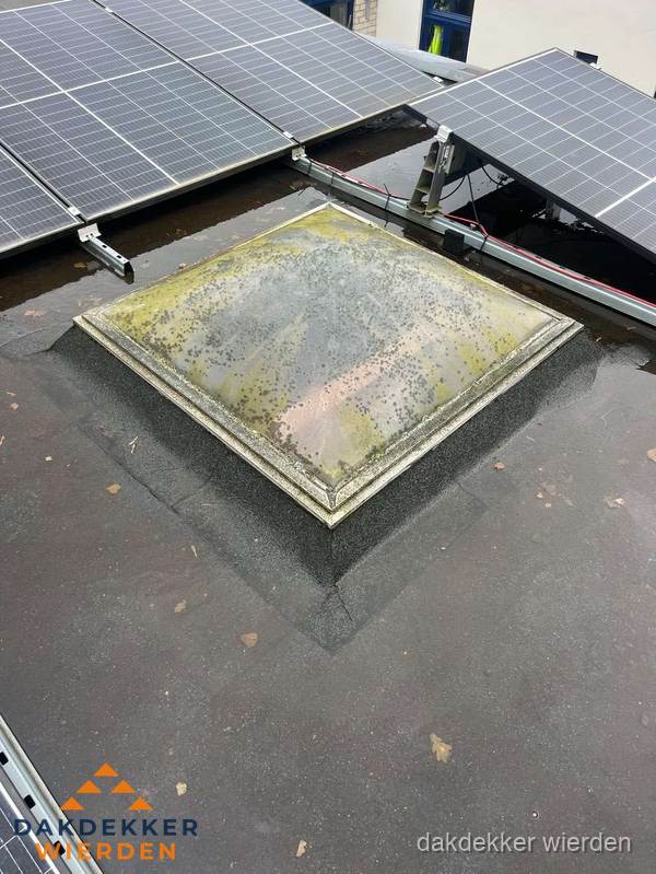 Vervuilde lichtkoepel op plat dak met zonnepanelen in Wierden Vervuilde lichtkoepel op plat dak met zonnepanelen in Wierden