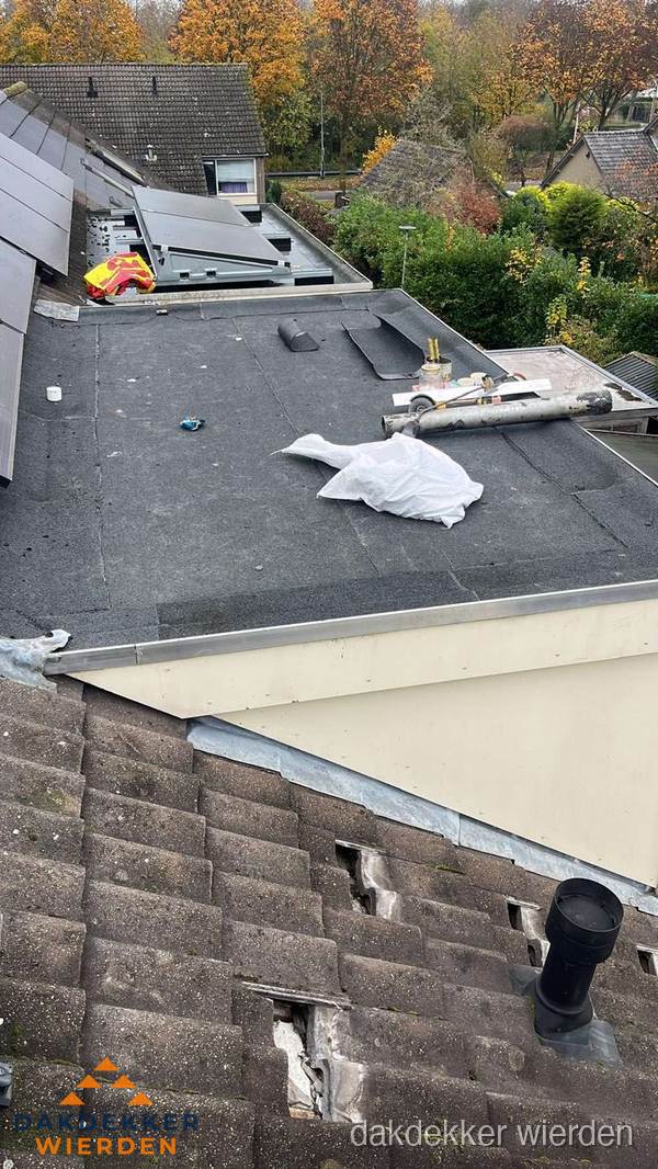 Beschadigde dakbedekking op plat dak voor reparatie in Wierden Beschadigde dakbedekking op plat dak voor reparatie in Wierden