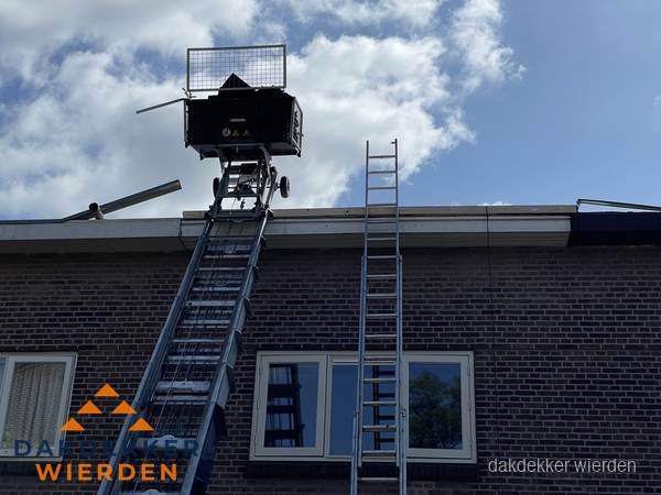 Ladderlift en ladder bij woning voor dakinspectie in Wierden Ladderlift en ladder bij woning voor dakinspectie in Wierden