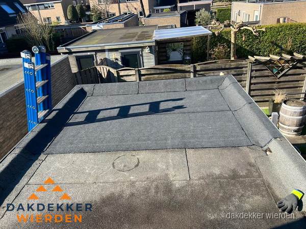 Dakdekker bij bitumen plat dak renovatie in Wierden Dakdekker bij bitumen plat dak renovatie in Wierden
