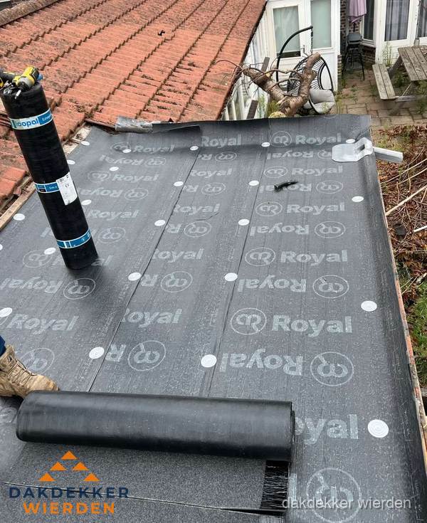 Bitumen dakbedekking leggen op plat dak aanbouw in Wierden Bitumen dakbedekking leggen op plat dak aanbouw in Wierden