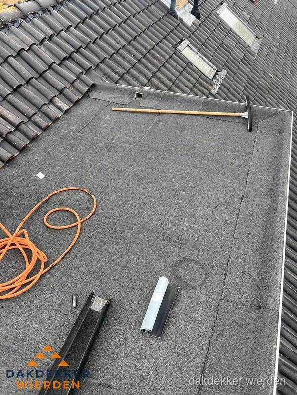 Plat dak reparatie met gereedschap en loodstroken in Wierden Plat dak reparatie met gereedschap en loodstroken in Wierden