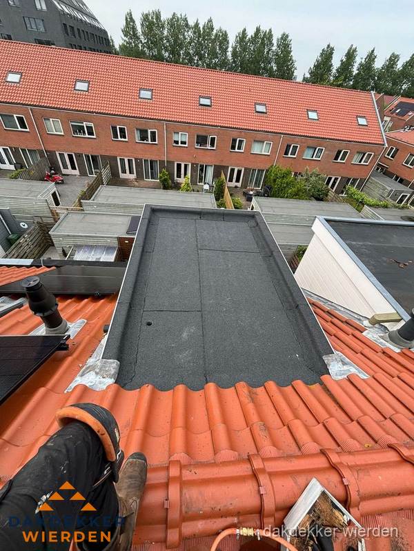 Bitumen dak reparatie op plat dak tussen dakpannen in Wierden Bitumen dak reparatie op plat dak tussen dakpannen in Wierden