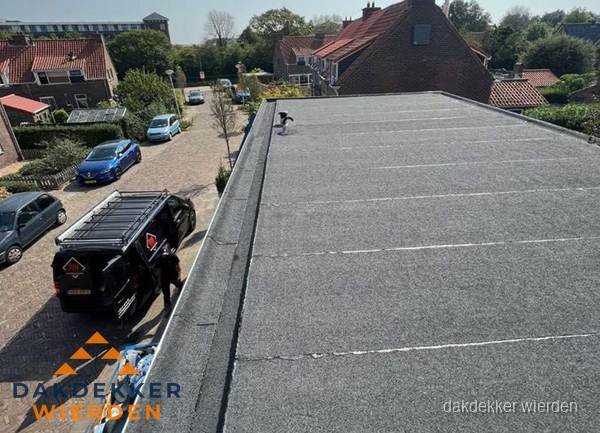 Nieuw bitumen plat dak met uitzicht over woonwijk in Wierden Nieuw bitumen plat dak met uitzicht over woonwijk in Wierden