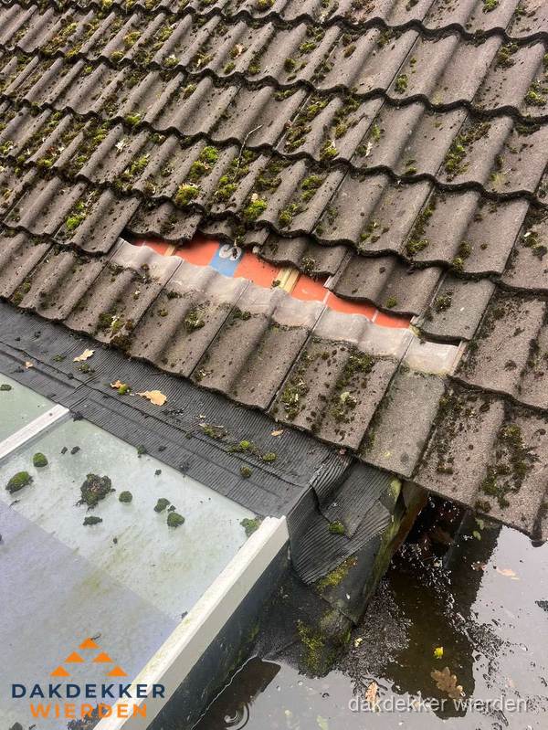 Beschadigd pannendak met ontbrekende dakpannen voor reparatie in Wierden Beschadigd pannendak met ontbrekende dakpannen voor reparatie in Wierden