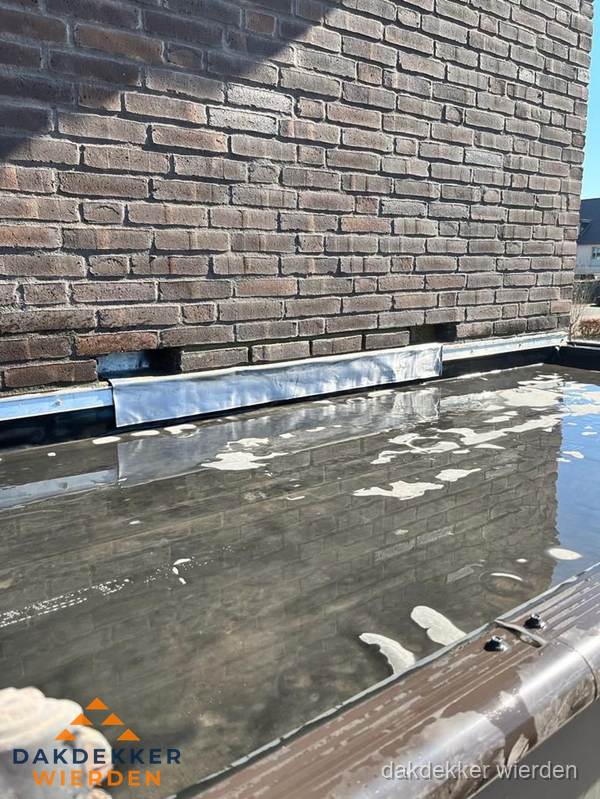 Stilstaand water op plat dak door slechte afwatering in Wierden Stilstaand water op plat dak door slechte afwatering in Wierden