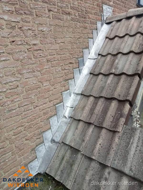 Loodslabben langs dakaansluiting bij bakstenen muur in Wierden Loodslabben langs dakaansluiting bij bakstenen muur in Wierden
