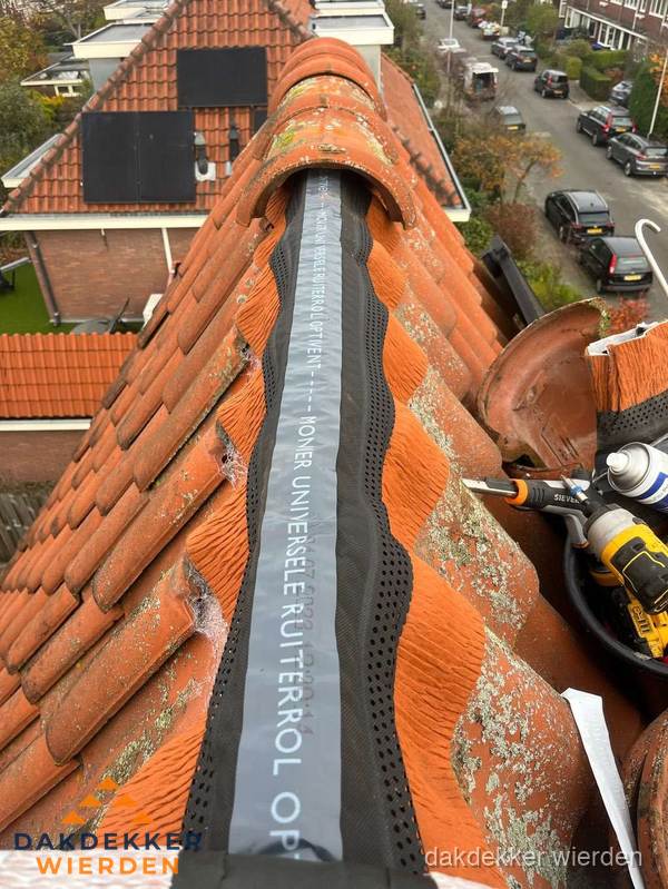 Dakdekker vervangt nokvorst met ruiterrol op pannendak in Wierden