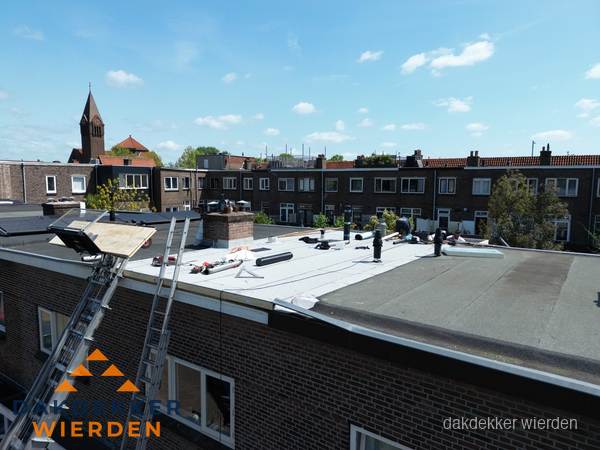 Dakdekkers aan het werk op plat dak in Wierden Dakdekkers aan het werk op plat dak in Wierden