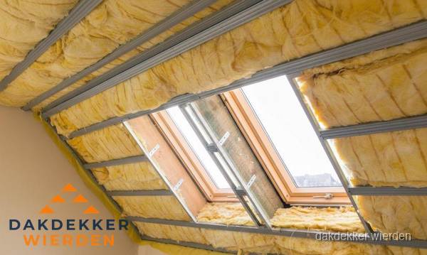 Schuin dak isoleren met glaswol bij dakraam in Wierden Schuin dak isoleren met glaswol bij dakraam in Wierden